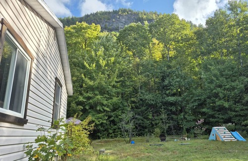 Mauricie Cabin | Charmant chalet sur un vaste terrain au pied d'une falaise!