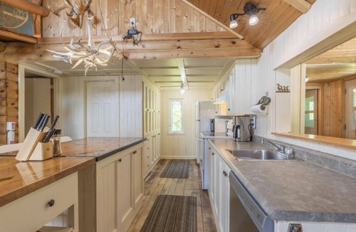 Saint-Michel-des-Saints Ski Chalet | Charmant Chalet au Lac Taureau Idéal Pour Motoneiges ou Bateau. Quai Privé