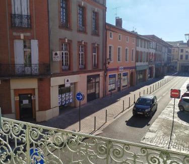 Castelsarrasin Apartment | Charmant appart avec balcon donnant sur place de la mairie