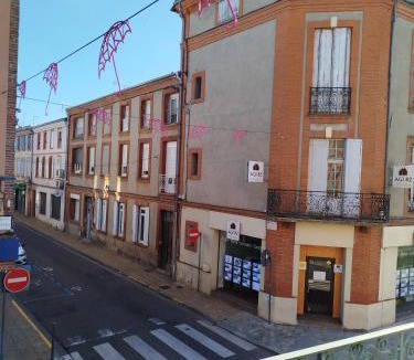 Castelsarrasin Apartment | Charmant appart avec balcon donnant sur place de la mairie