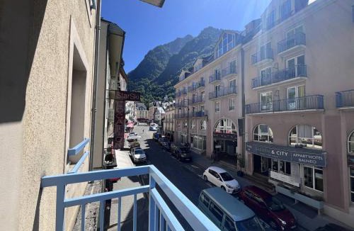 Cauterets Apartment | Charmant appartement à Cauterets avec balcon et parking privé - FR-1-812-30