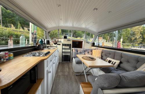 Mery-sur-Marne Boat Rental | Charmant bateau sur la Marne le VIKING