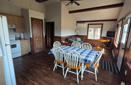 Petit-Rocher Ski Chalet | Charmant chalet de 2 chambres avec climatisation dans le quartier Petit Rocher