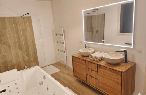 Saint-Benoit-de-Carmaux House | Charmant gîte de Lacrouzette avec piscine chauffée et bain balnéo proche d'Albi
