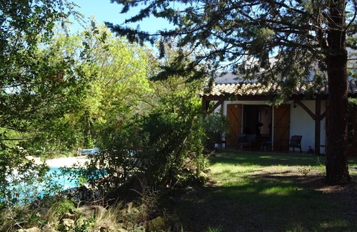 Saint-Martin-des-Puits Villa | Charmante Villa mit Pool und Altem Baumbestand