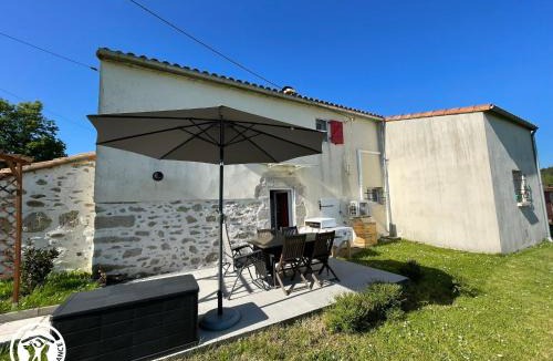 Beaufou House | Charmant Gîte à Beaufou avec Terrasse Privée - FR-1-426-581