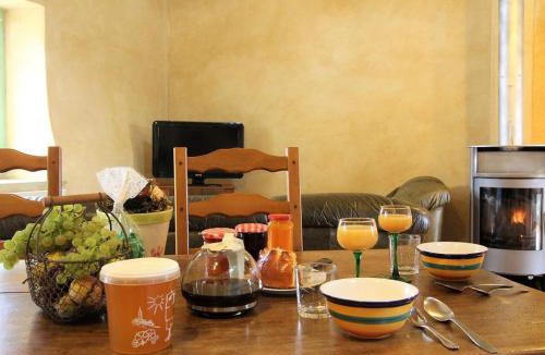 Lavaudieu House | Charmant Gîte à Lavaudieu avec Terrasse, Proche Sites Touristiques et Commerces - FR-1-582-219