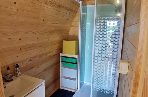 Nielles-les-Ardres Cabin | Charmant POD en Bois Près D'un Plan D'eau