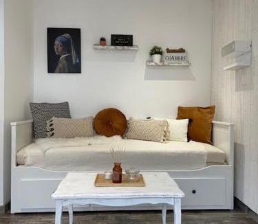 Le Breuil-en-Bessin Apartment | Charmant Studio