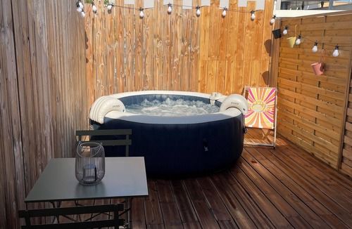 Aimargues Apartment | Charmant Studio Avec Jacuzzi et Terrasse