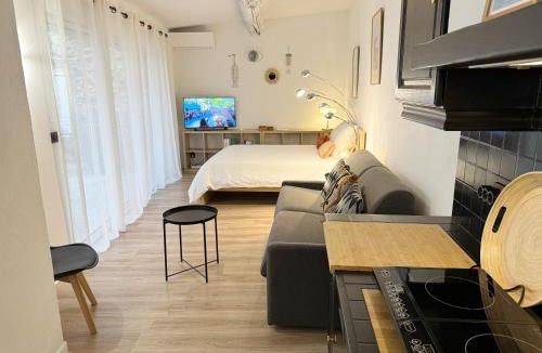 Meze Apartment | Charmant studio climatisé à 200m de la plage