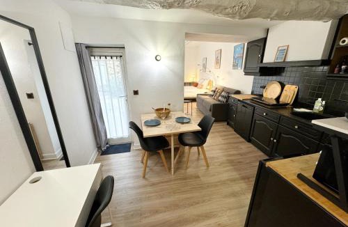 Meze Apartment | Charmant studio climatisé à 200m de la plage