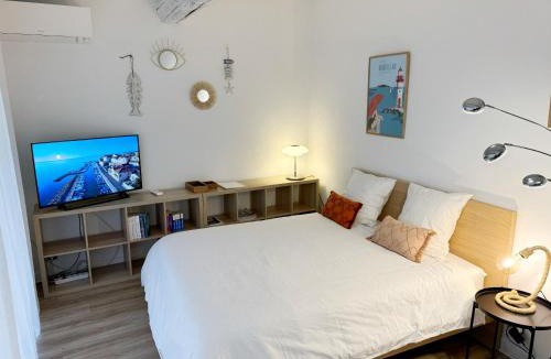 Meze Apartment | Charmant studio climatisé à 200m de la plage