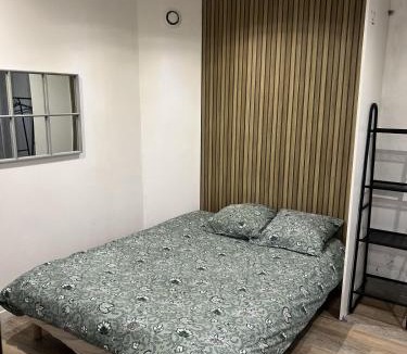 Mantes-la-Jolie Apartment | Charmant Studio Mantes-La-Jolie