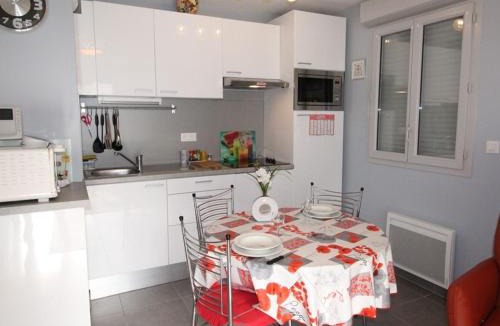 Bagneres-de-Luchon Apartment | Charmant T2 à Luchon - 46m², Balcon Sud-Est, proche thermes, idéal 4 pers, tout confort. - FR-1-313-174
