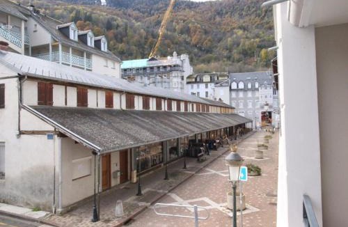 Bagneres-de-Luchon Apartment | Charmant T2 à Luchon - 46m², Balcon Sud-Est, proche thermes, idéal 4 pers, tout confort. - FR-1-313-174