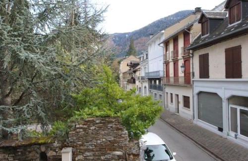 Bagneres-de-Luchon Apartment | Charmant T2 à Luchon - 46m², Balcon Sud-Est, proche thermes, idéal 4 pers, tout confort. - FR-1-313-174