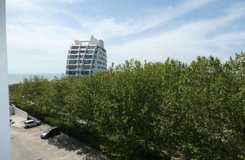 Le Couchant Apartment | Charmant T2 avec Piscine, Proche Plage et Commerces, Garage Privé, Quartier Couchant - FR-1-328-227
