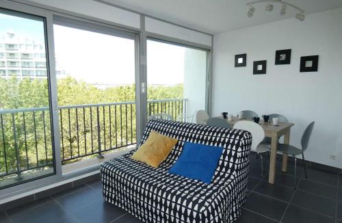 Le Couchant Apartment | Charmant T2 avec Piscine, Proche Plage et Commerces, Garage Privé, Quartier Couchant - FR-1-328-227