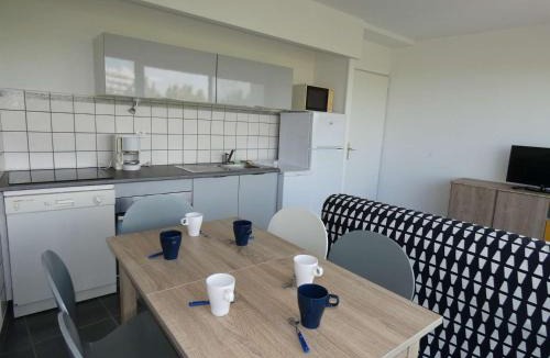 Le Couchant Apartment | Charmant T2 avec Piscine, Proche Plage et Commerces, Garage Privé, Quartier Couchant - FR-1-328-227