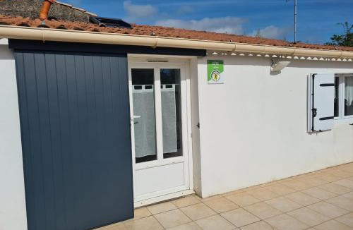 Saint-Vincent-sur-Jard House | Charmante maison rénovée avec jardin commun, proche plage et commerces, idéale pour 2 personnes - FR-1-426-509