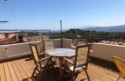 Montalba-le-Chateau House | Charmante maison de village avec toit terrasse