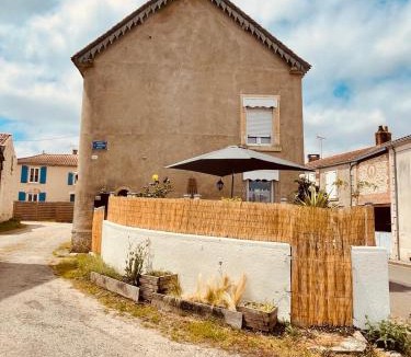 Bazoges-en-Pareds House | Charmante maison de village 30 min Puy DuFou