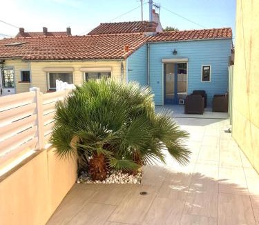 Saint-Colomban Apartment | Charmante maison atypique en village