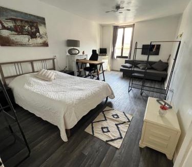 Tousson House | Charmante Maison Attenante avec jardinet privé