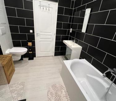 Tousson House | Charmante Maison Attenante avec jardinet privé