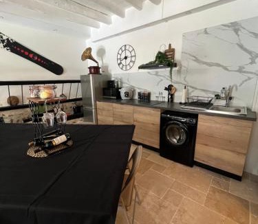 Tousson House | Charmante Maison Attenante avec jardinet privé
