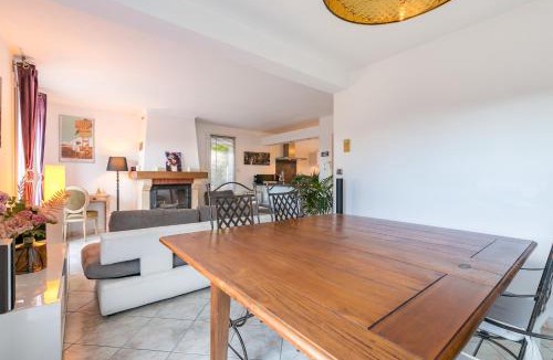 Saint-Apollinaire Villa | Charmante Maison Climatisée avec son Jardin à 5 minutes de DIJON