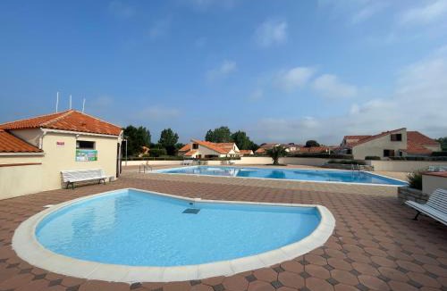 Brem Sur Mer House | Charmante Maison proche mer avec piscine collective