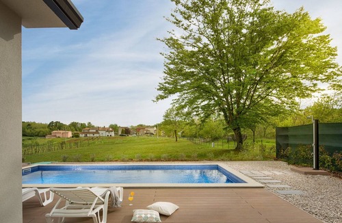 Zupanici House | Charmante Villa mit gepflegtem Garten und beheiztem Pool by Interhome