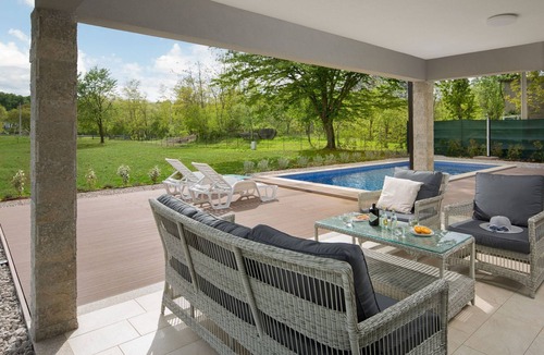 Zupanici House | Charmante Villa mit gepflegtem Garten und beheiztem Pool by Interhome