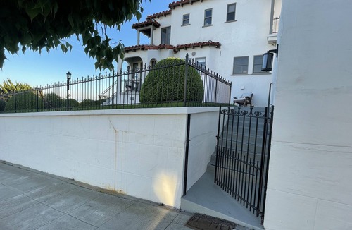 Coastal San Pedro Cottage | CharmCrashpad.Prkg.MinimialEssentials!