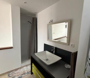 Colombier-Saugnieu Apartment | Charme C