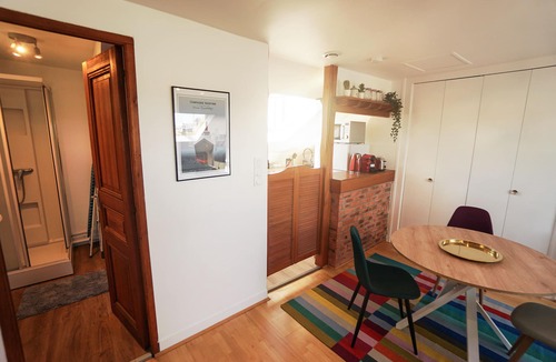 Anatole France Danton Apartment | Charme & Calme Pour ce Spacieux Studio Cocooning en Plein Centre-ville