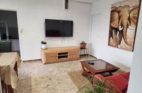 Sommieres Apartment | Charme et piscine dans le Gard salon et deux chambres