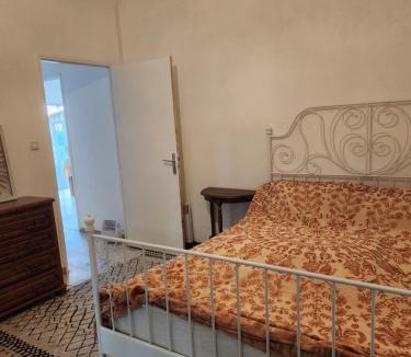 Sommieres Apartment | Charme et piscine dans le Gard salon et deux chambres