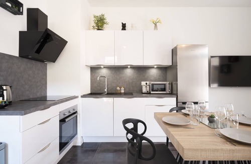Poincare - Foch - Anatole France - Croix de Bourgogne Apartment | Charme Poincaré