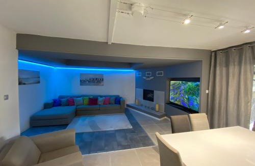 Queyssac Villa | Charme rustique- piscine privée et jardin