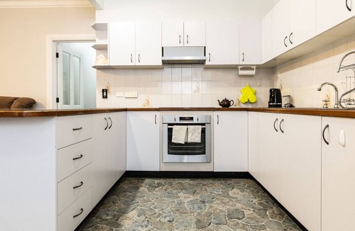 South Albury House | Charmer on Olive accommodation