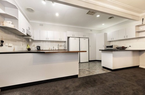 South Albury House | Charmer on Olive accommodation