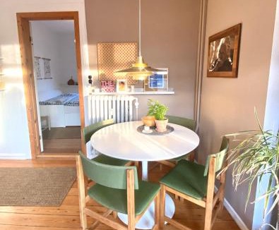 Randers Apartment | Charmerende centralbeliggende lejlighed - hyggelig og med parkering