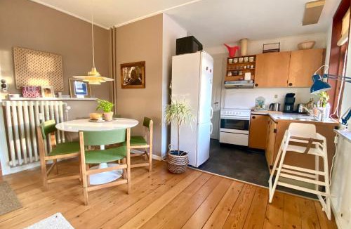 Randers Apartment | Charmerende centralbeliggende lejlighed - hyggelig og med parkering