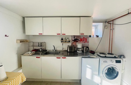 Bronshoj Apartment | Charmerende kælderlejlighed i villa