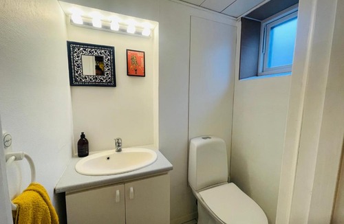 Bronshoj Apartment | Charmerende kælderlejlighed i villa