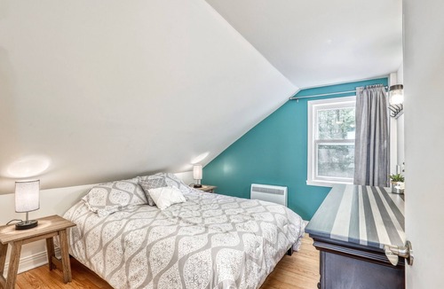 Saint-Gabriel-de-Brandon Ski Chalet | Charming chalet with access and view of the lake!