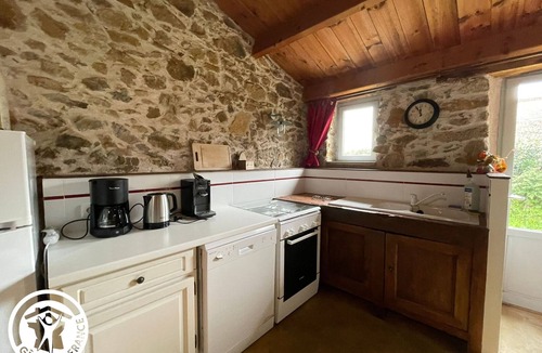 Chaille-sous-les-Ormeaux Cottage | Charming Renovated Barn with Garden, Near Attractions and Trails